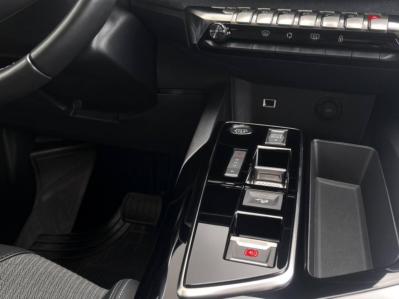 PEUGEOT 3008 Hybrid4 300 e-EAT8 Allure Pack - 24