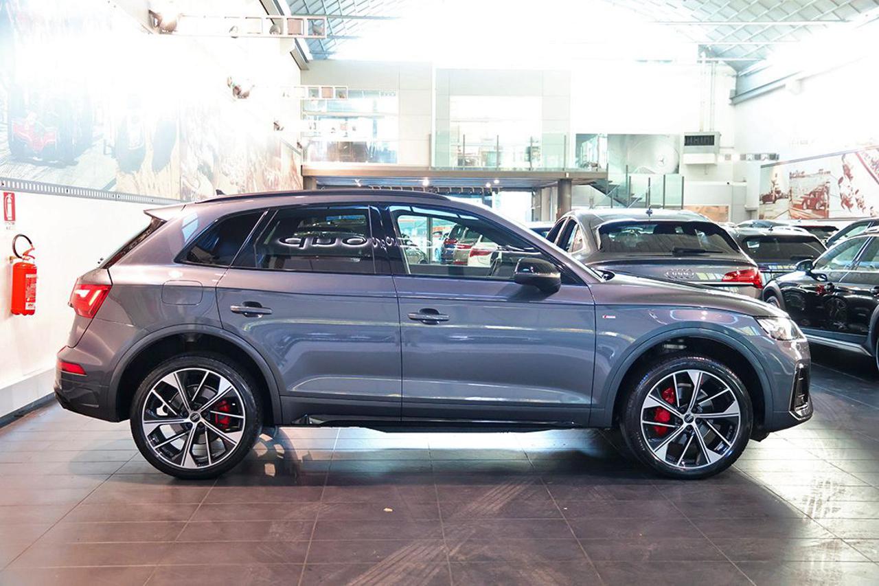 AUDI Q5 40 TDI Quattro S-Tronic Identity Black - 2