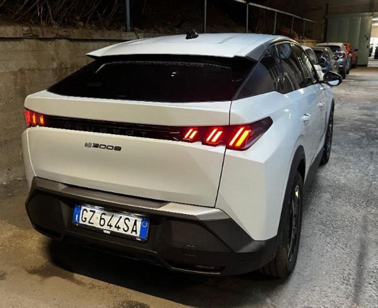 PEUGEOT e-3008 motore elettrico (73kWh) 210 CV Allure - 4