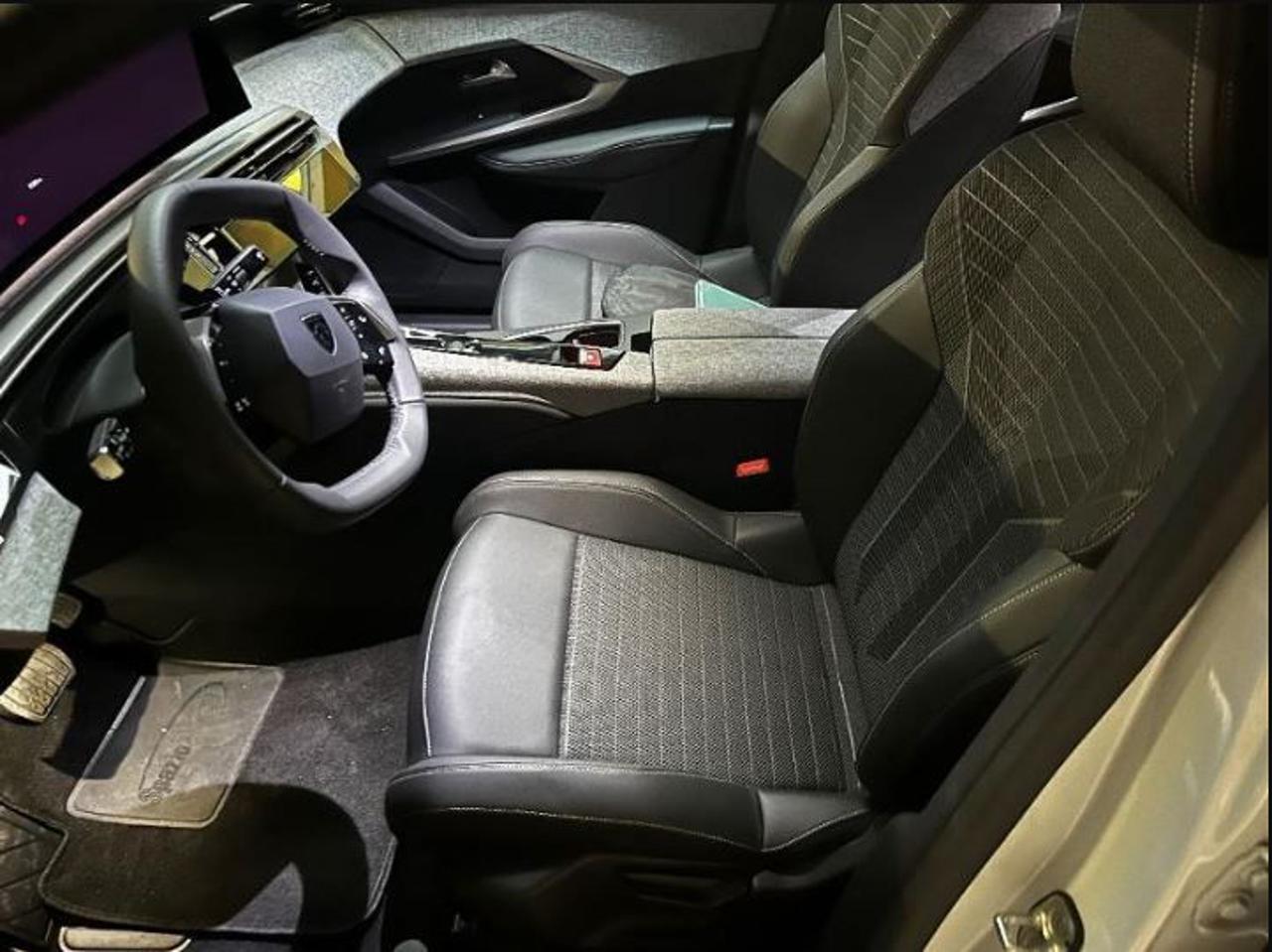 PEUGEOT e-3008 motore elettrico (73kWh) 210 CV Allure - 6