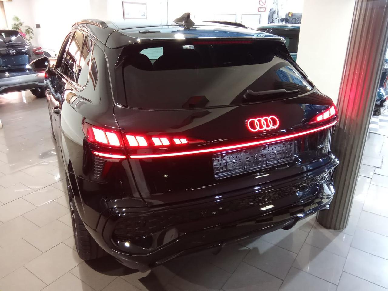 AUDI Q3 TFSI 150 kW quattro S tr S Line Full Opt - 4