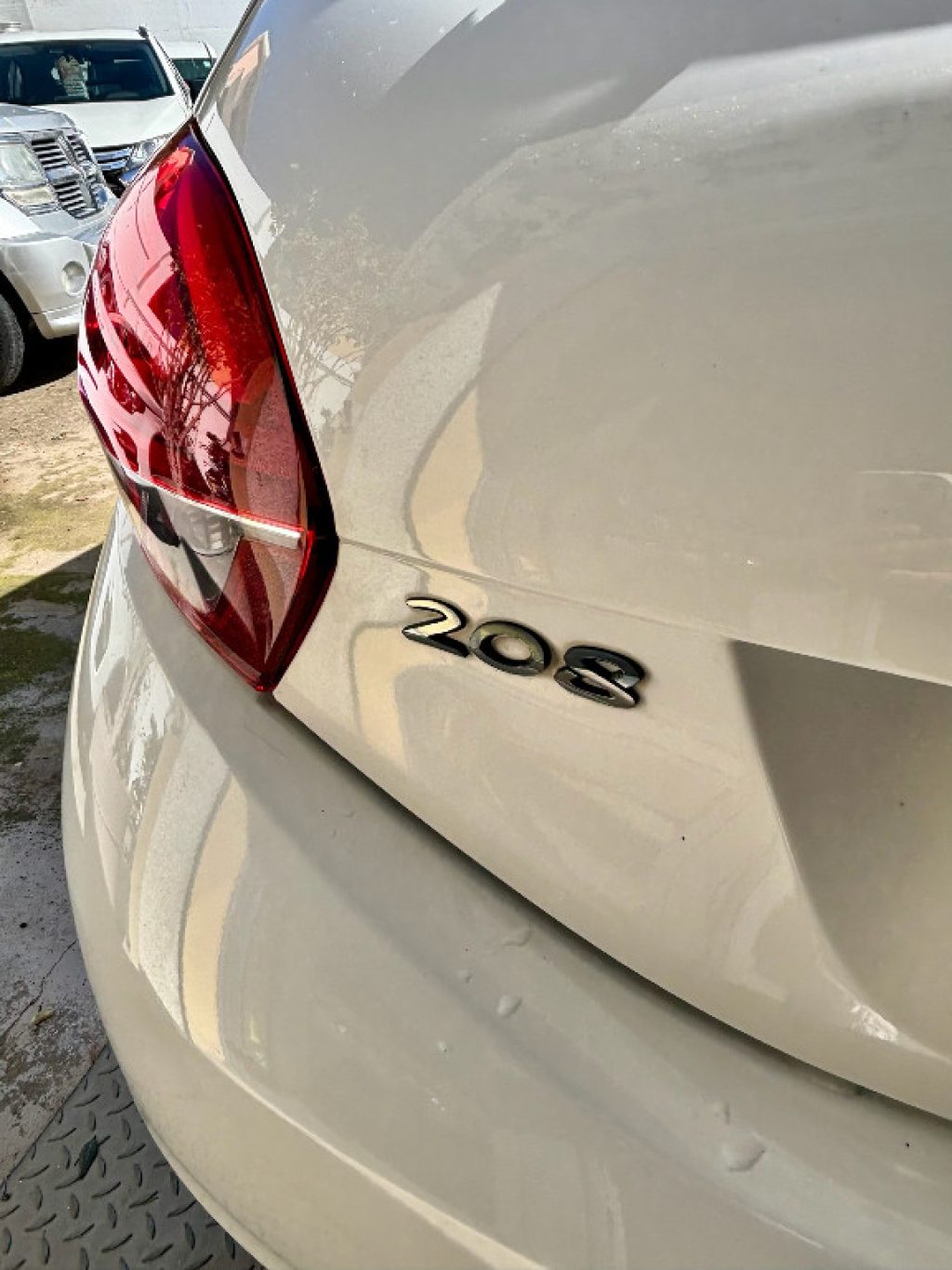 PEUGEOT 208