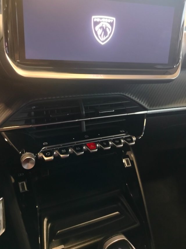 PEUGEOT 2008 — foto 18 di 29
