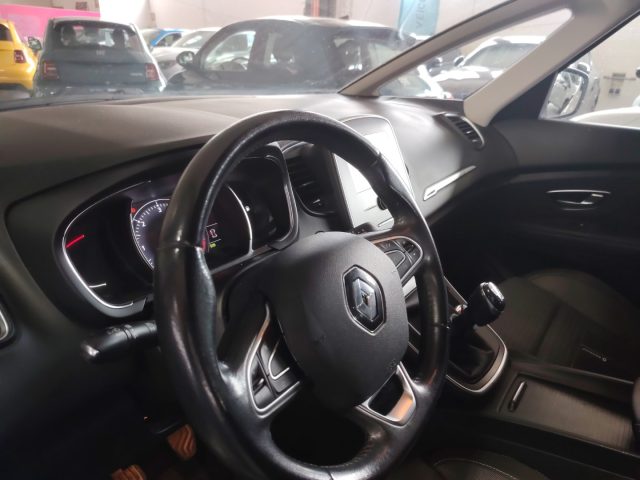 RENAULT Scenic — foto 18 di 23