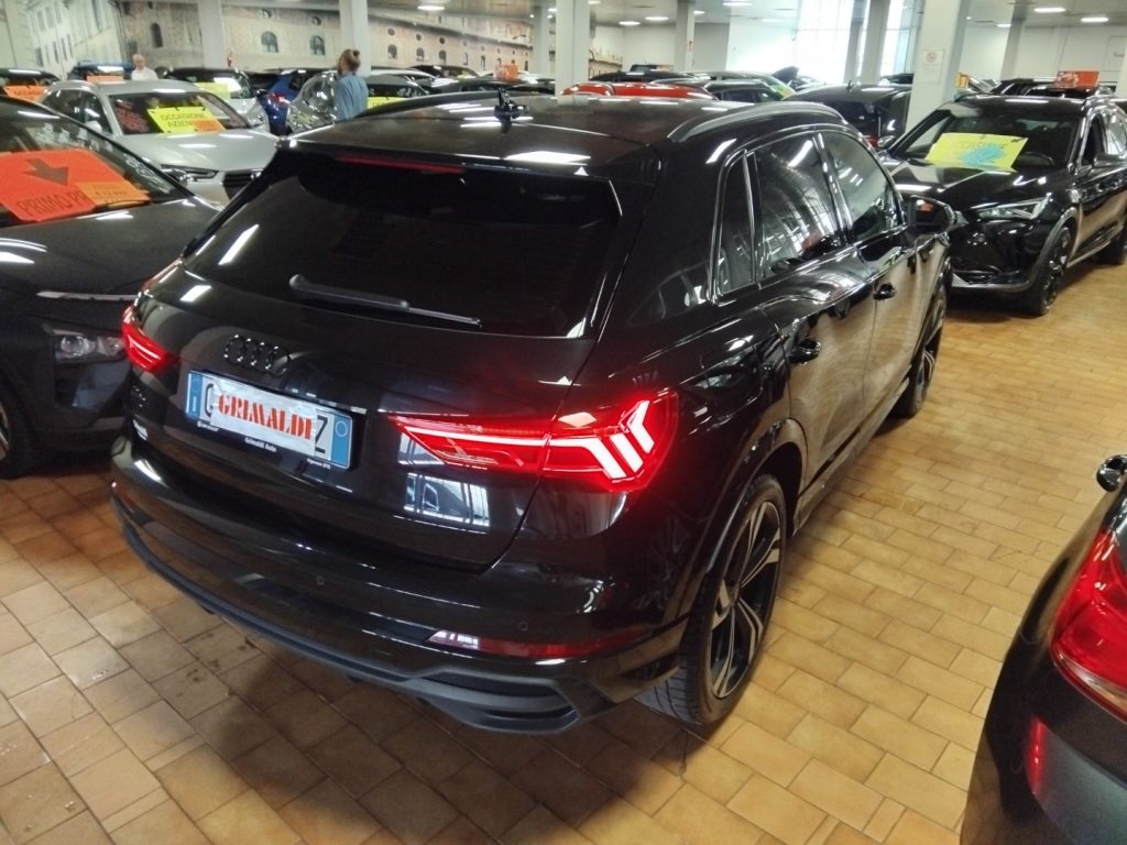 AUDI Q3 35 TDI S tr.Identity Black 20 FULL - 8