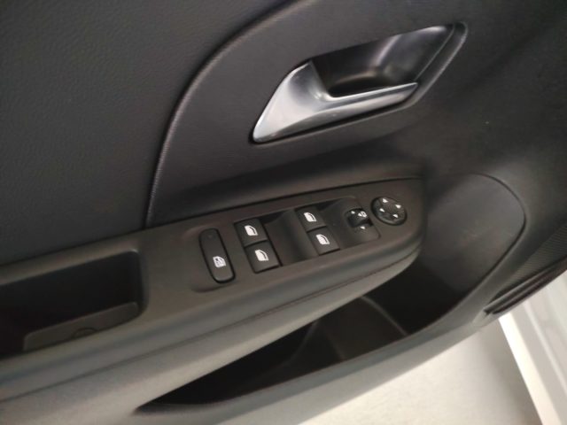 OPEL Corsa — foto 17 di 27