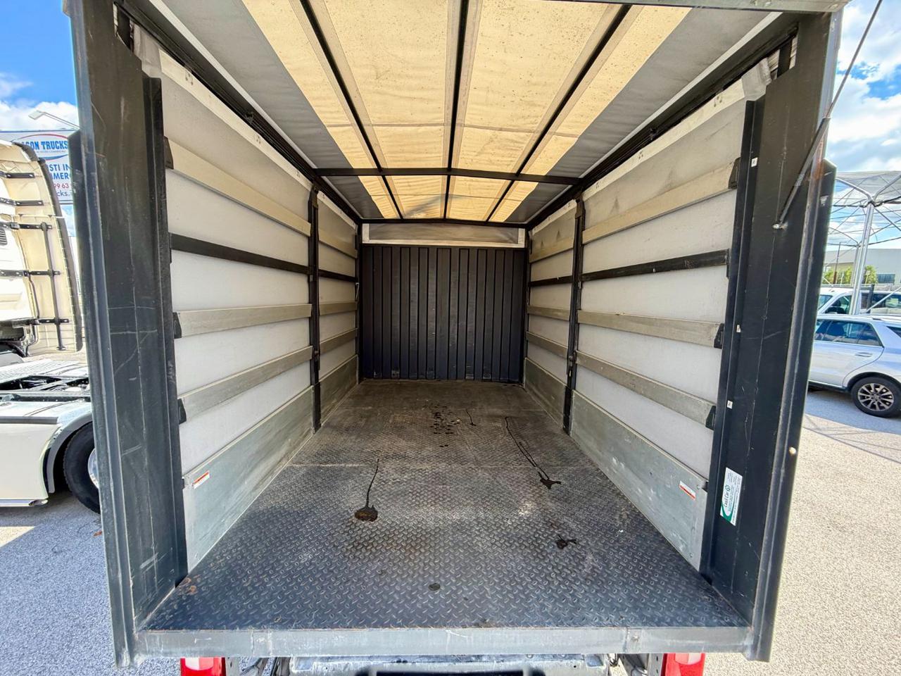 VOLKSWAGEN CRAFTER  2.0 TDI - 8