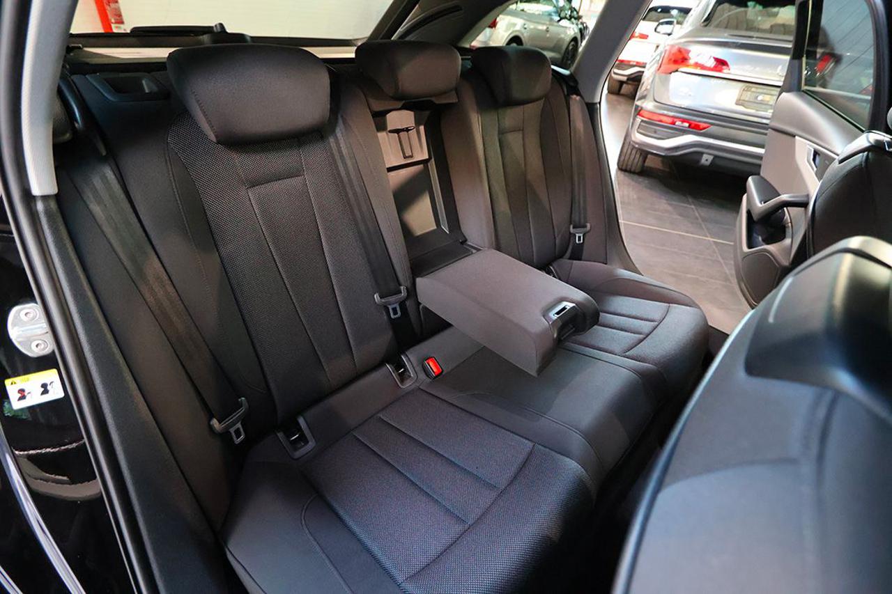 AUDI A4 30 TDI Avant S-Tronic Business Advanced - 19
