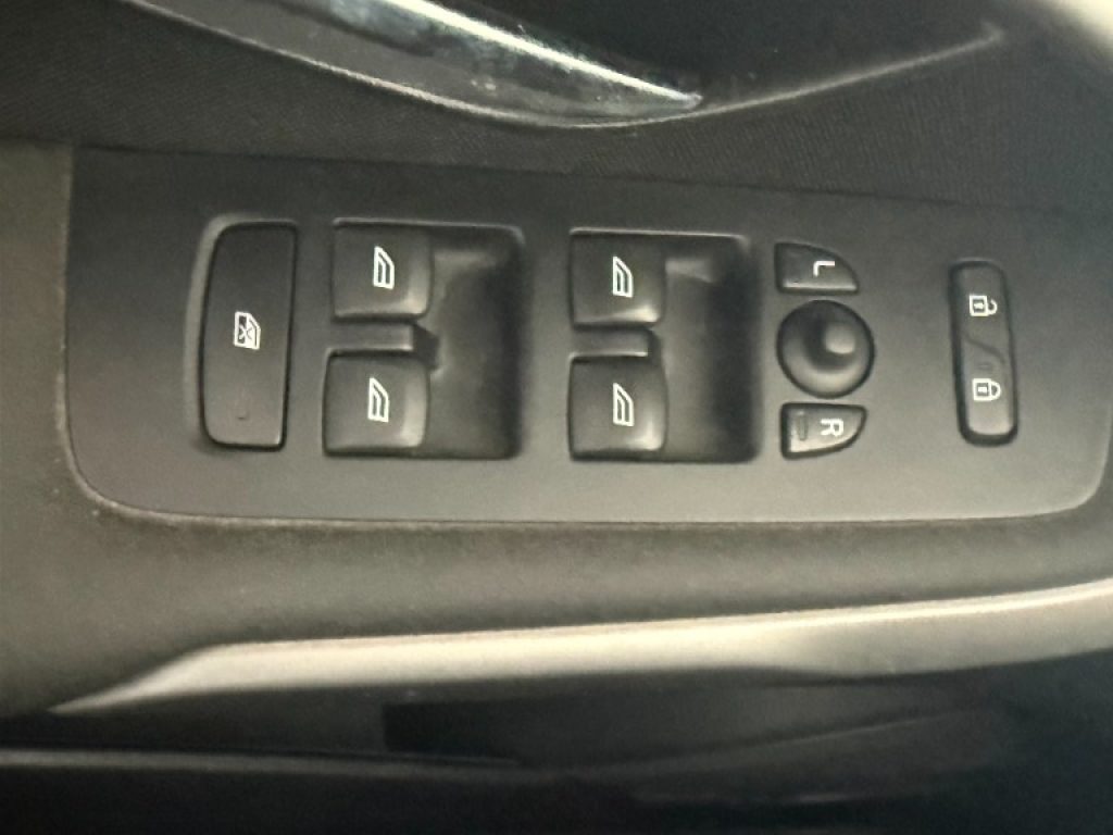 VOLVO V40 T2 Summum - 14