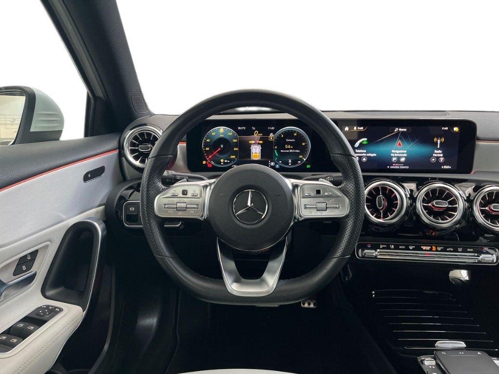 MERCEDES-BENZ A 200 d Premium Night Edition - 11