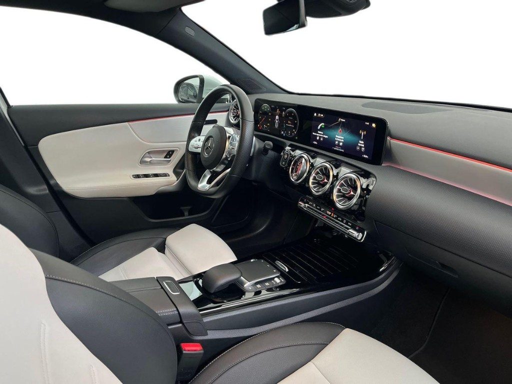MERCEDES-BENZ A 200 d Premium Night Edition - 15