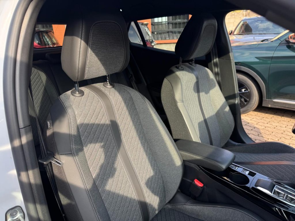PEUGEOT 2008 PureTech 130 S&S EAT8 Allure - 16