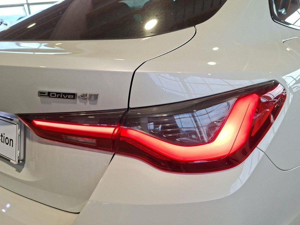 BMW i4 eDrive 40 Msport + Tetto Apr. - 7