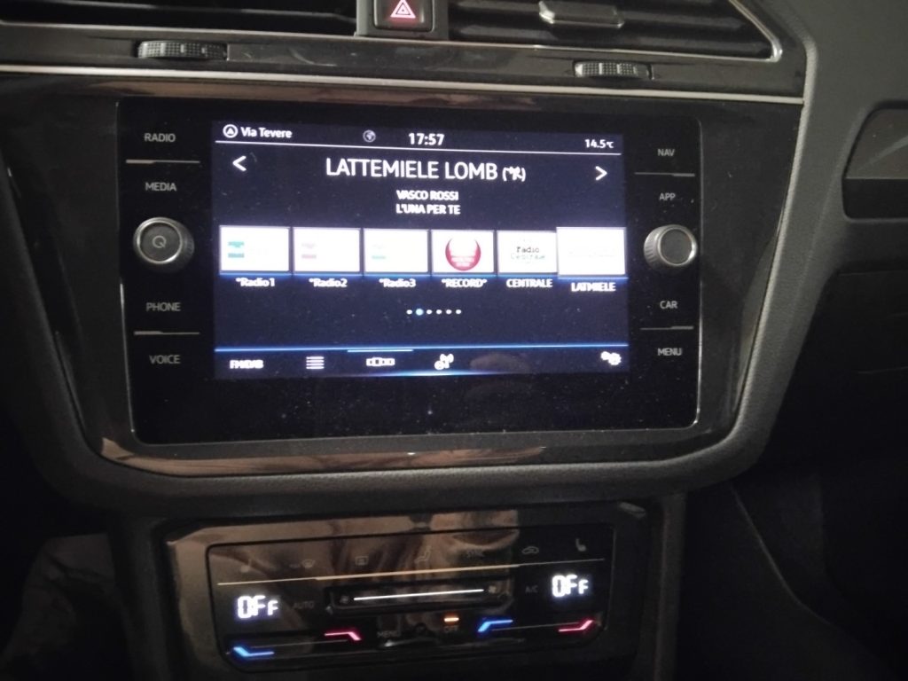 VOLKSWAGEN Tiguan 2.0 TDI DSG Eleg. 18 MATRIX PELLE C/GRIM SP.DAY - 16