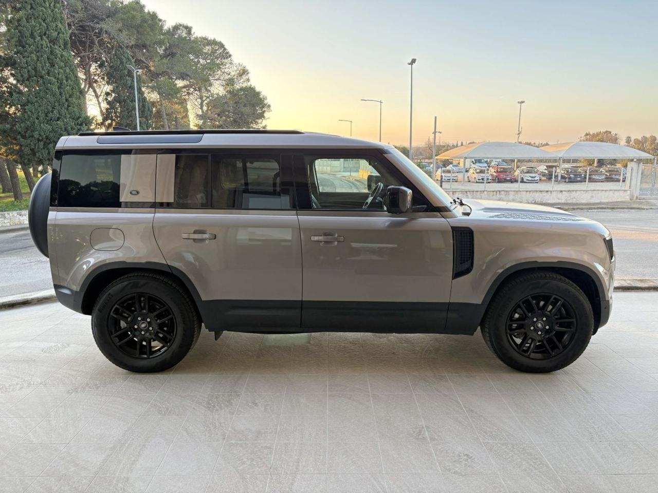 LAND ROVER Defender 110 3.0D I6 200 CV AWD Auto SE. - 4