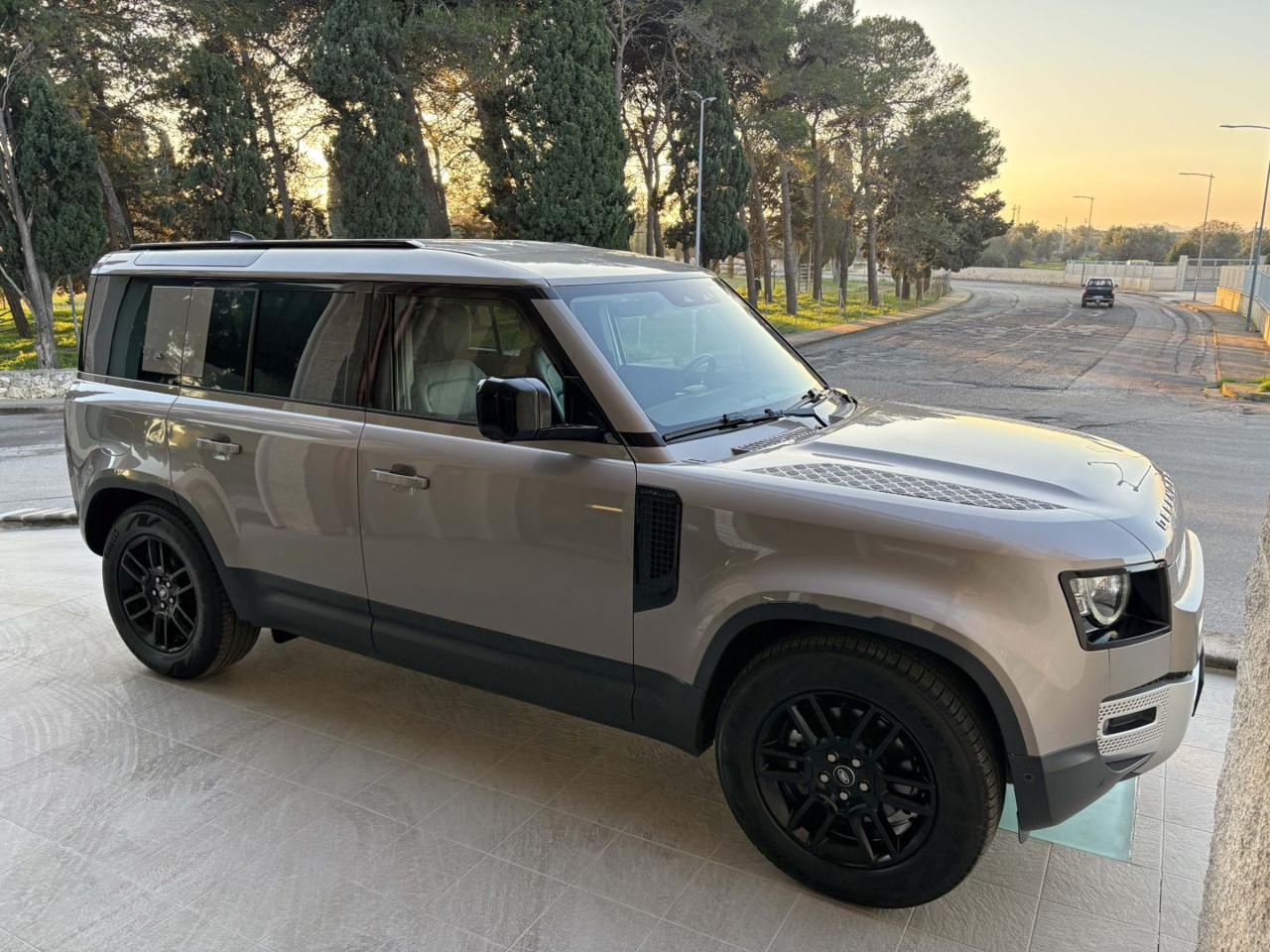 LAND ROVER Defender 110 3.0D I6 200 CV AWD Auto SE. - 3
