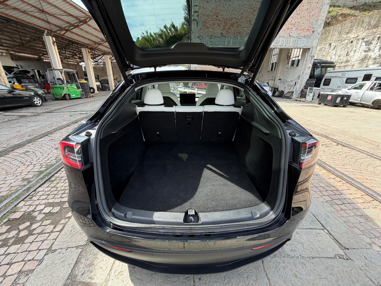 TESLA Model Y Long Range AWD - 11