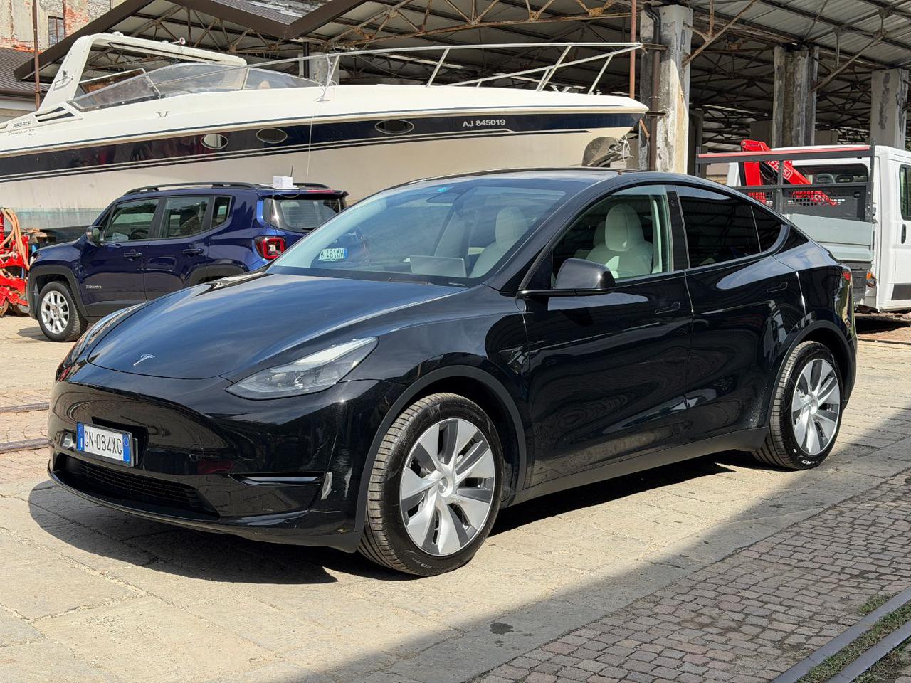 TESLA Model Y Long Range AWD - 2