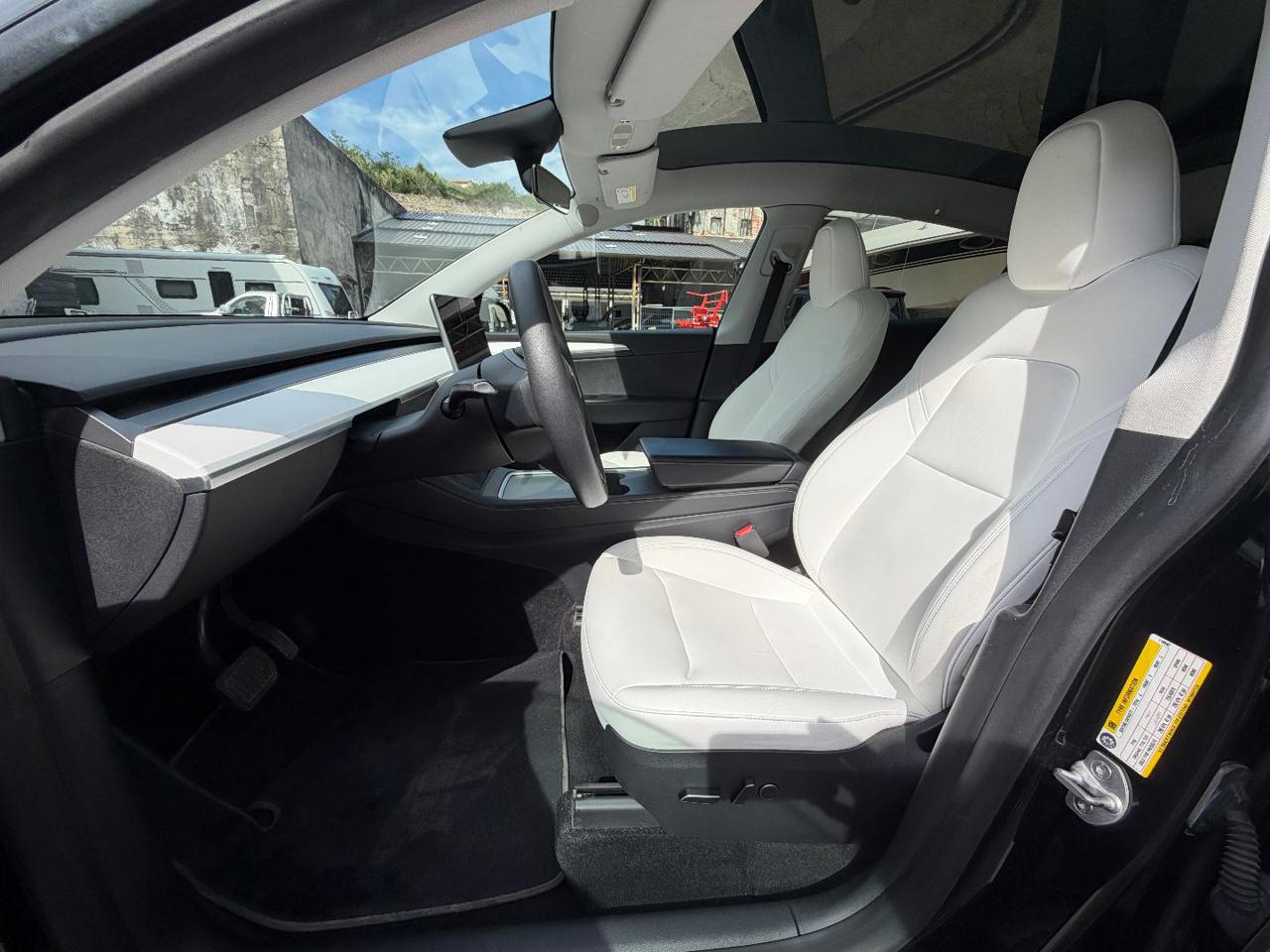 TESLA Model Y Long Range AWD - 13