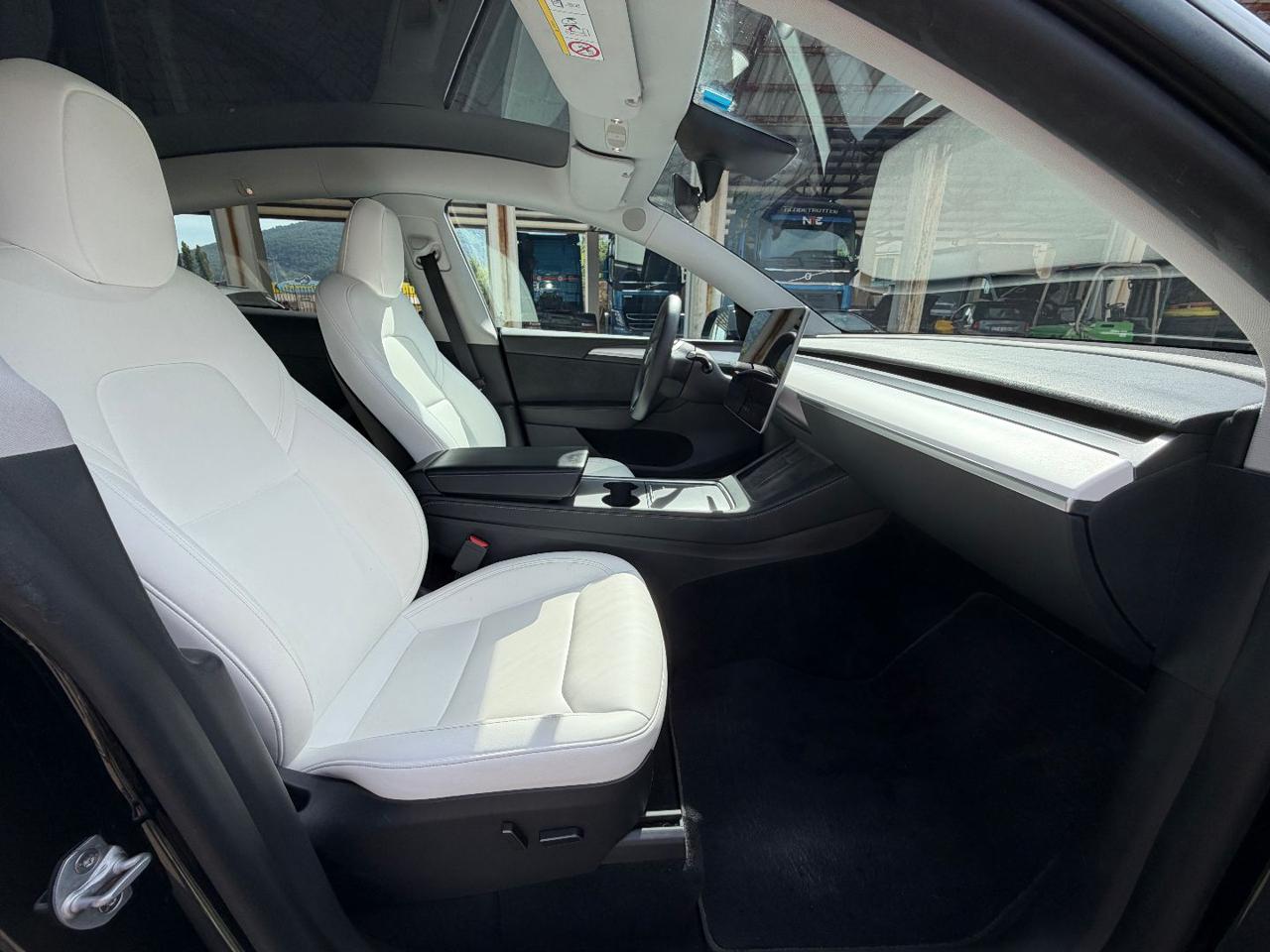 TESLA Model Y Long Range AWD - 9