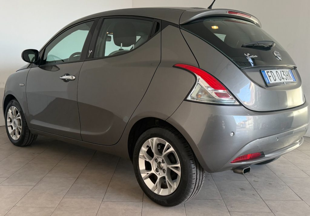 LANCIA Ypsilon 1.2 69 CV 5 porte Platinum - 4