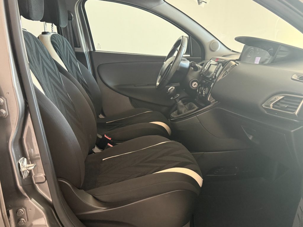 LANCIA Ypsilon 1.2 69 CV 5 porte Platinum - 11