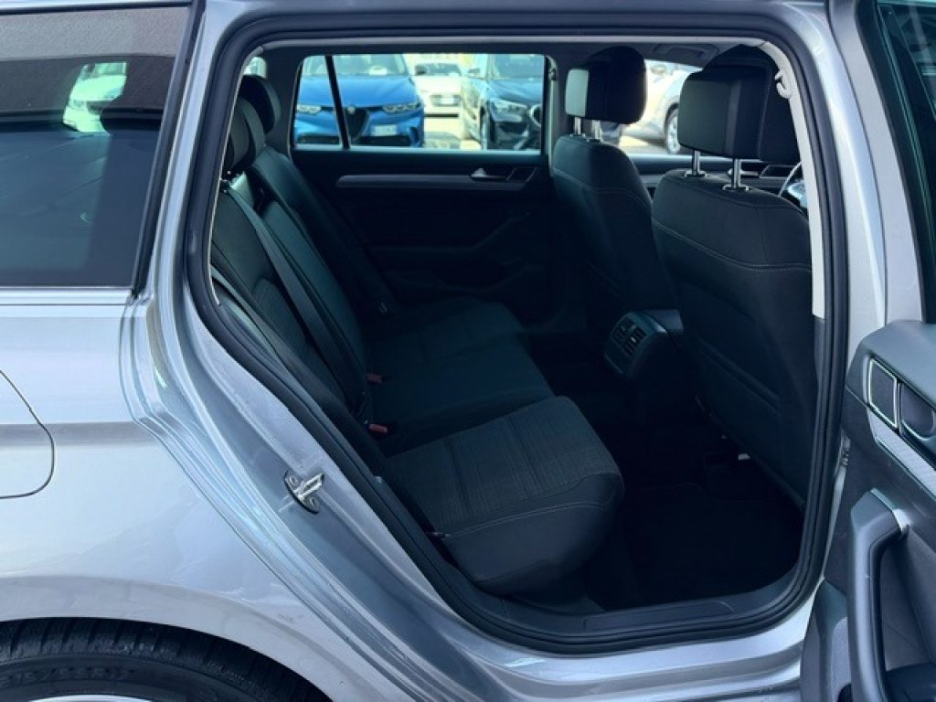 Clicca per ingrandire Passat Variant - 2.0 TDI SCR EVO DSG Business