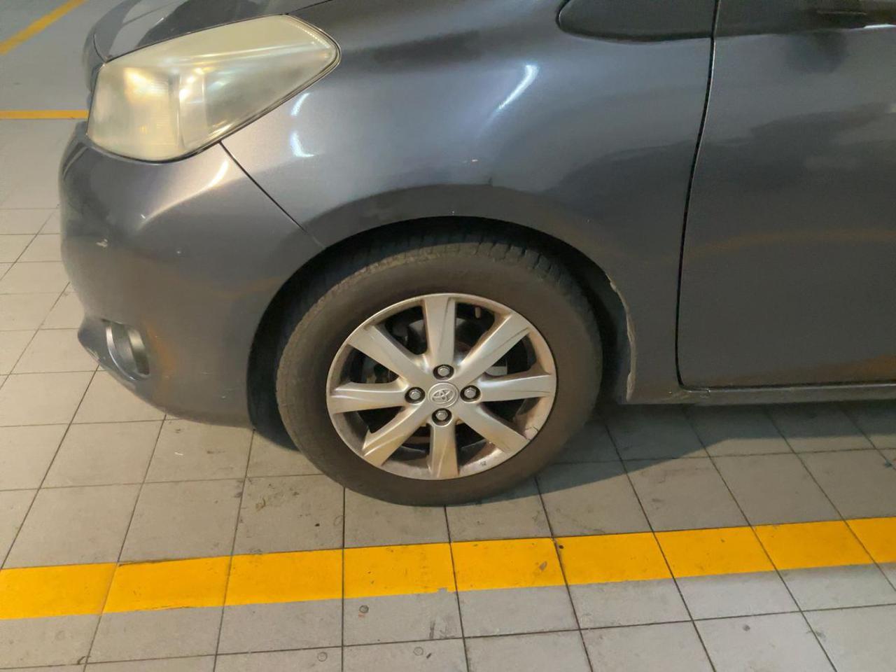 TOYOTA Yaris 1.0 5 porte Lounge - 2