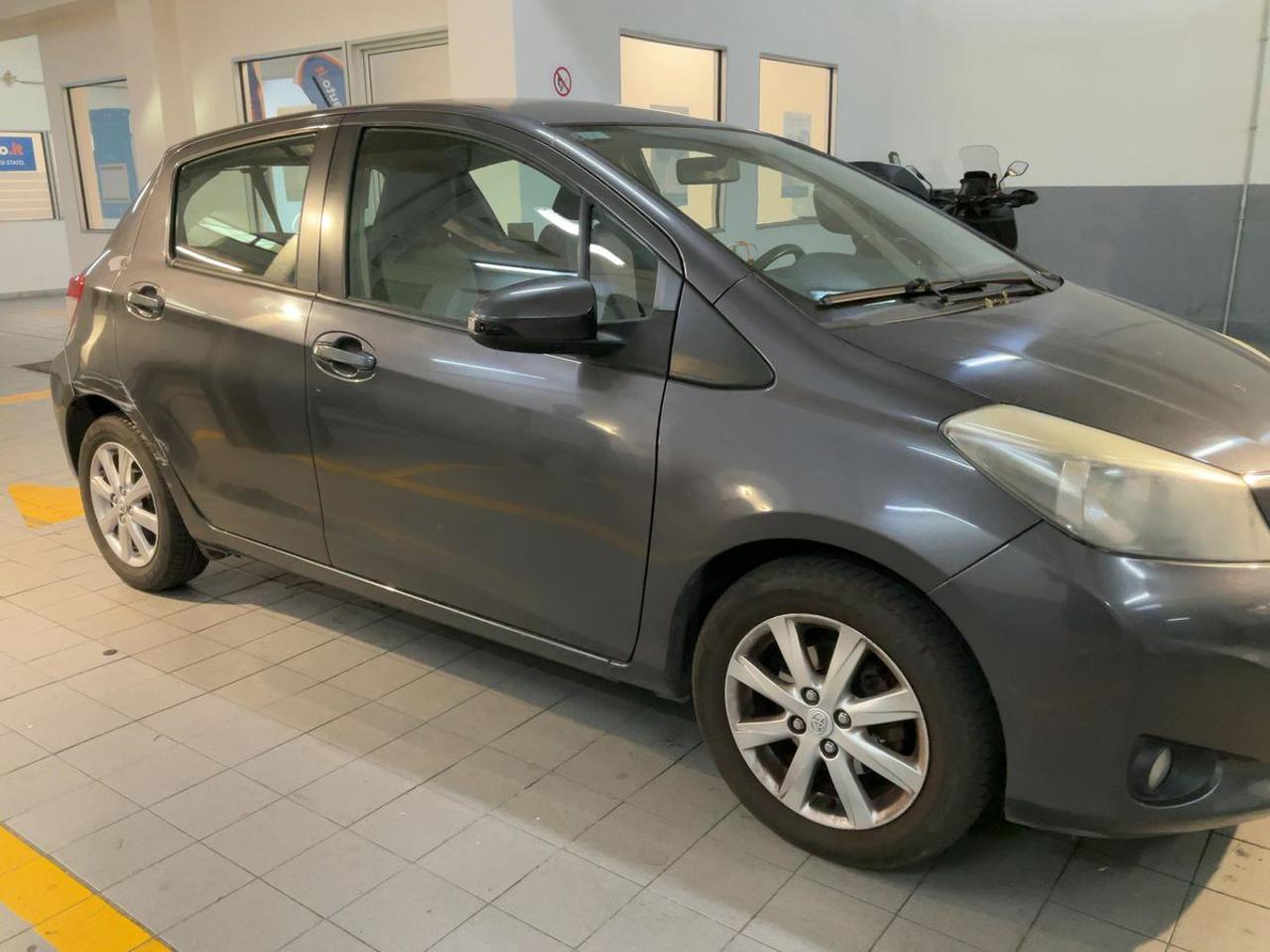 TOYOTA Yaris 1.0 5 porte Lounge - 5