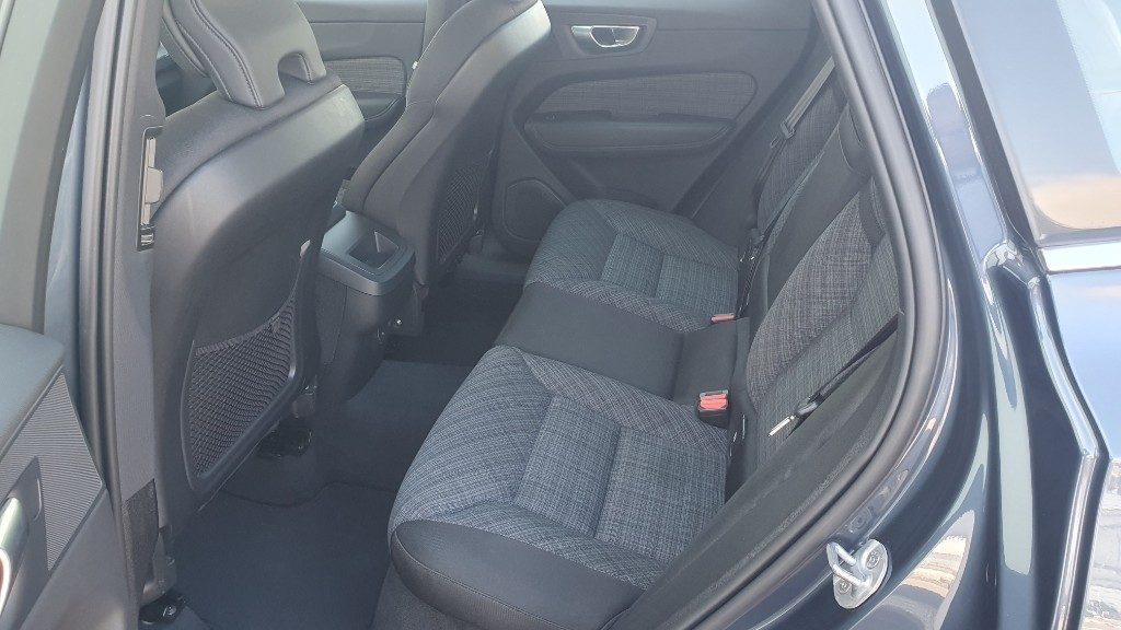 VOLVO XC60 B4 (d) AWD automatico Core - Grid Foto 7