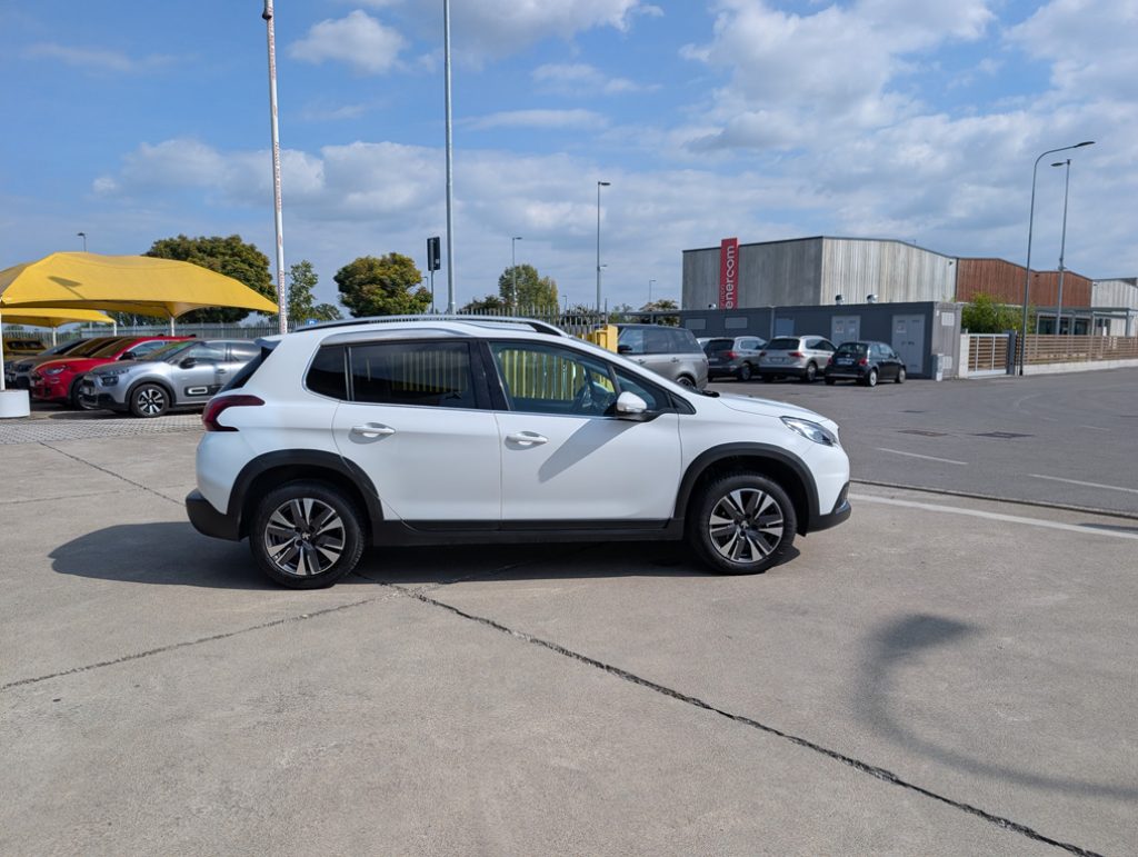 PEUGEOT 2008 1.2 PureTech 82 S&S Allure - 4