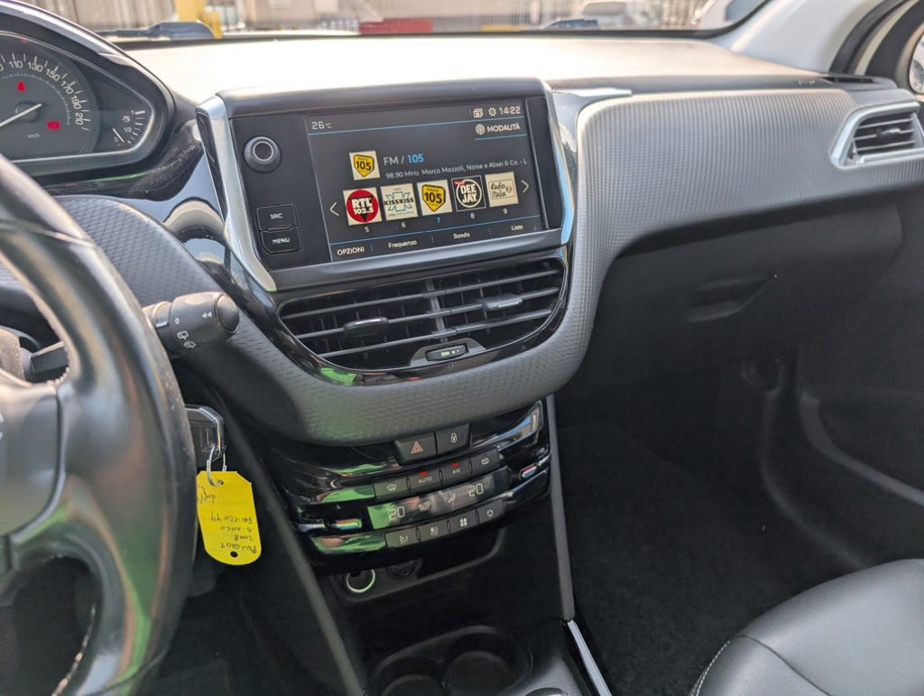PEUGEOT 2008 1.2 PureTech 82 S&S Allure - 12