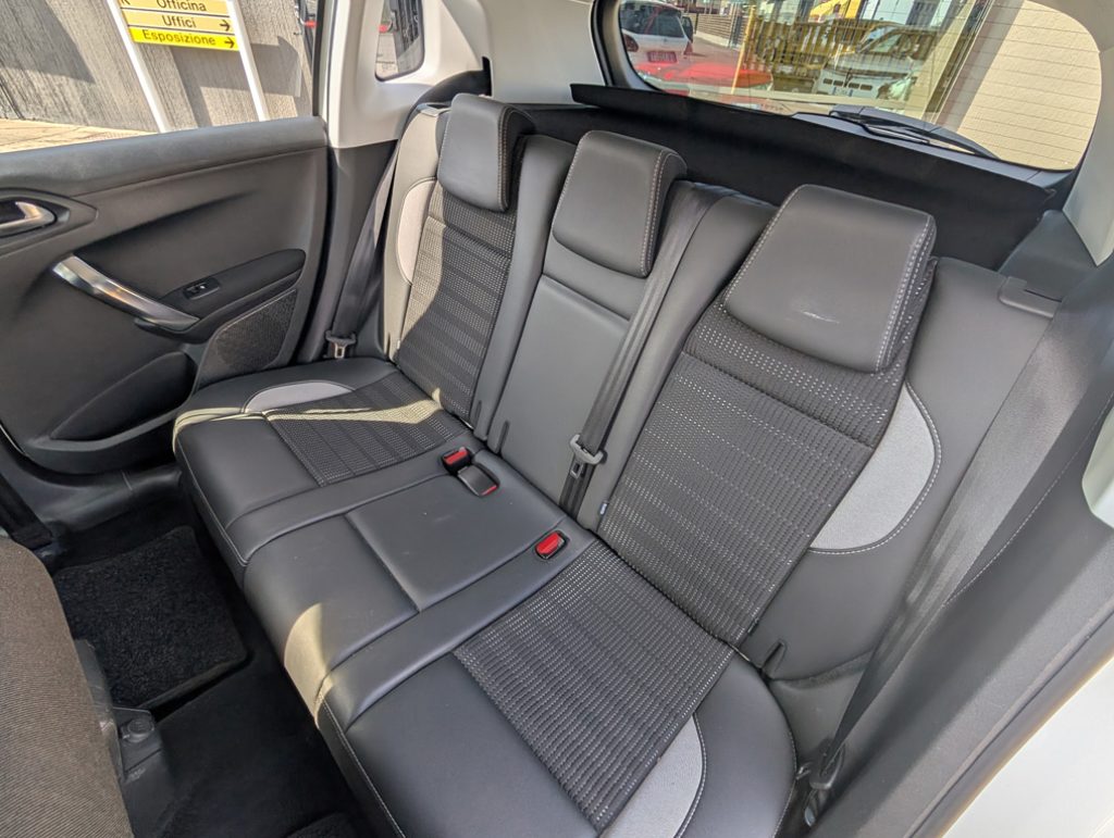 PEUGEOT 2008 1.2 PureTech 82 S&S Allure - 23
