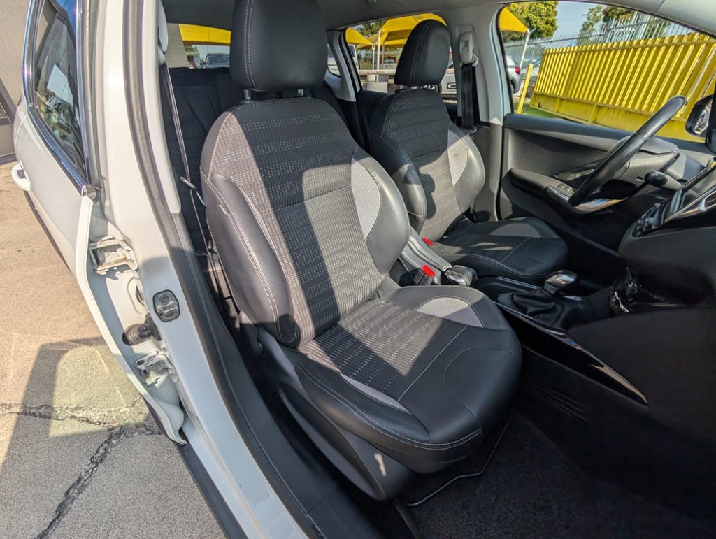 PEUGEOT 2008 1.2 PureTech 82 S&S Allure - 24