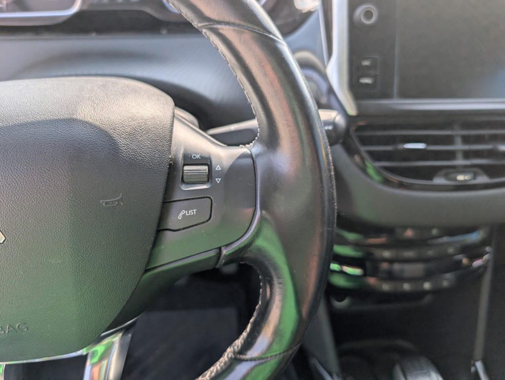 PEUGEOT 2008 1.2 PureTech 82 S&S Allure - 27