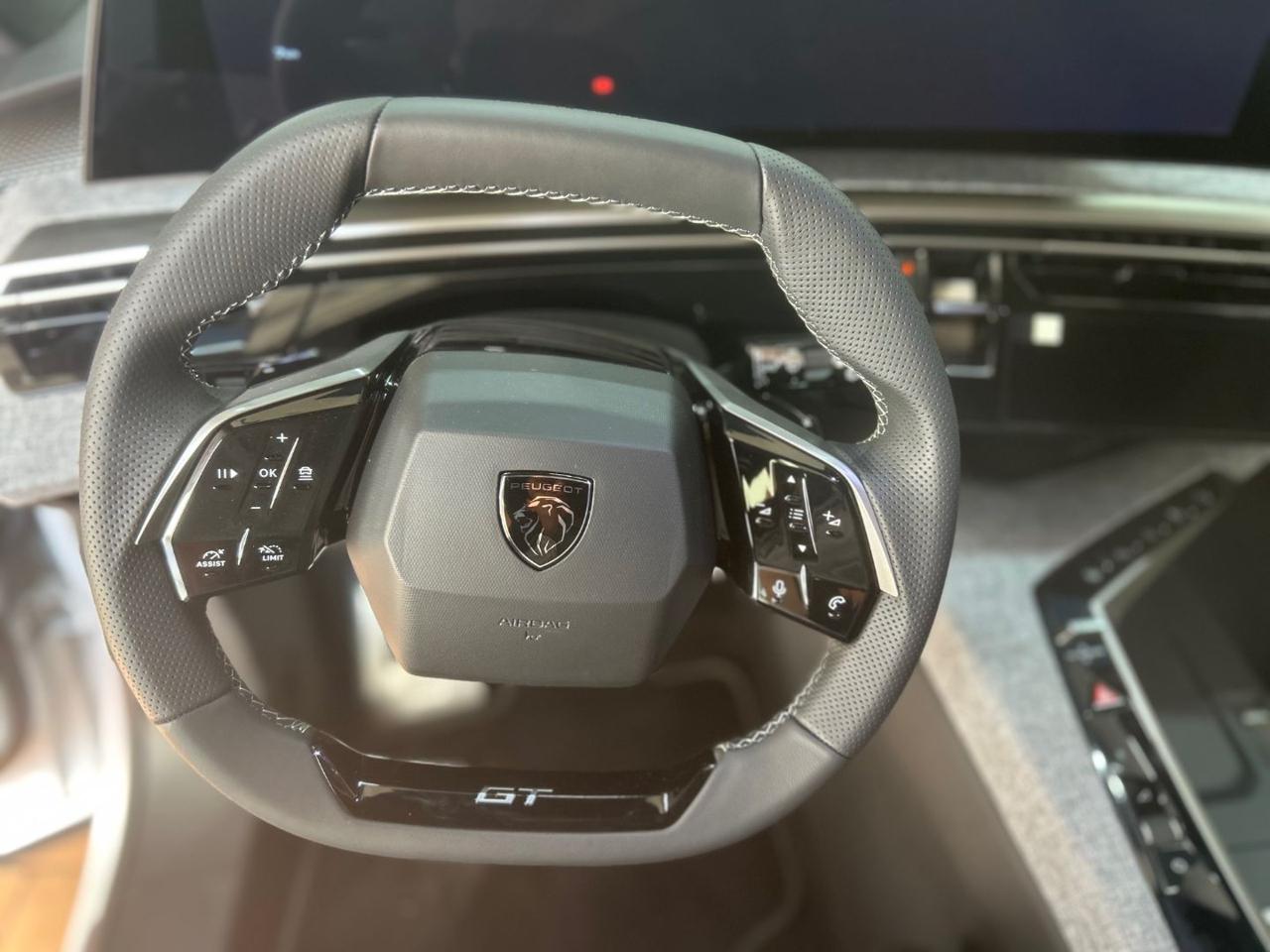 PEUGEOT 5008 Hybrid 145 e-DCS6 GT - 9