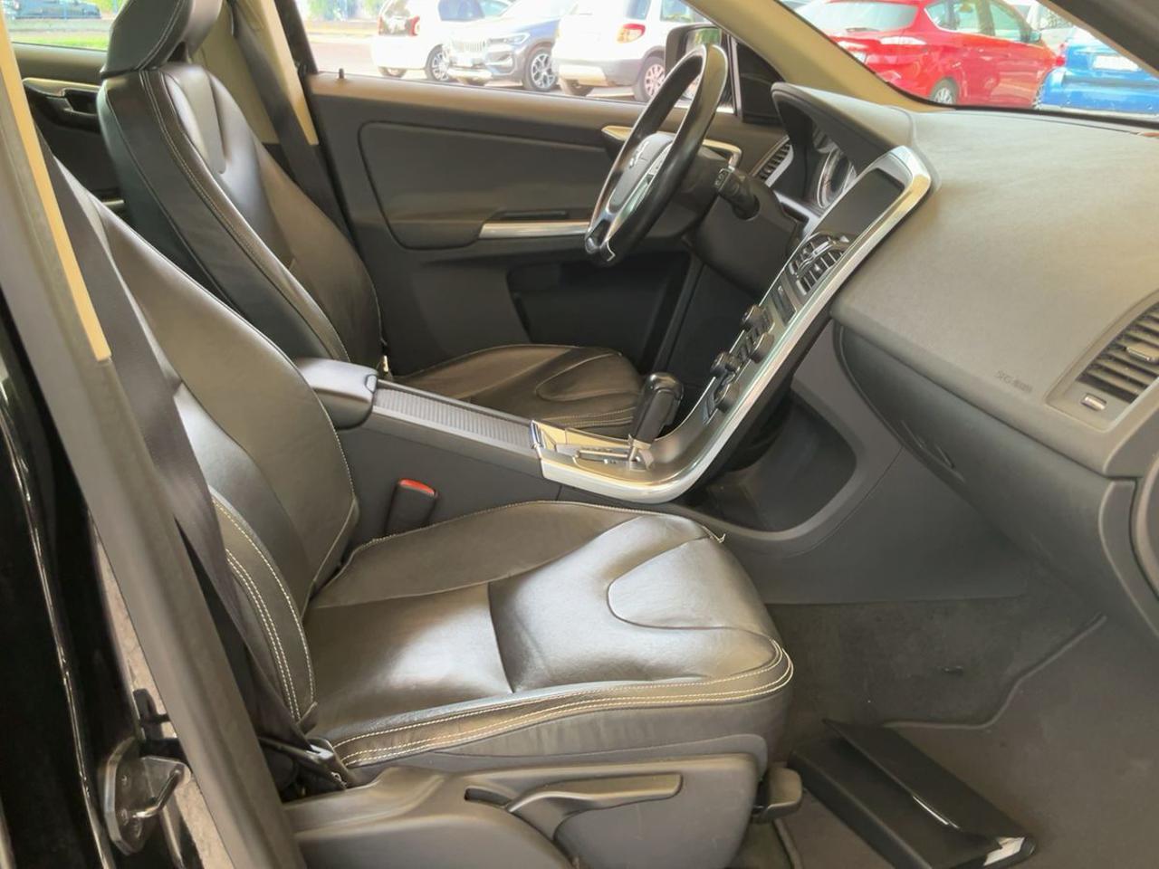 VOLVO XC60 D4 Geartronic Momentum - 13