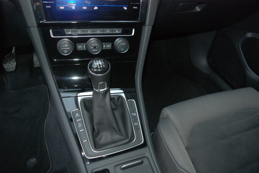 VOLKSWAGEN Golf 2.0 TDI R-Line LED Navi DAB+ ACC 18 ParkAssist - 9