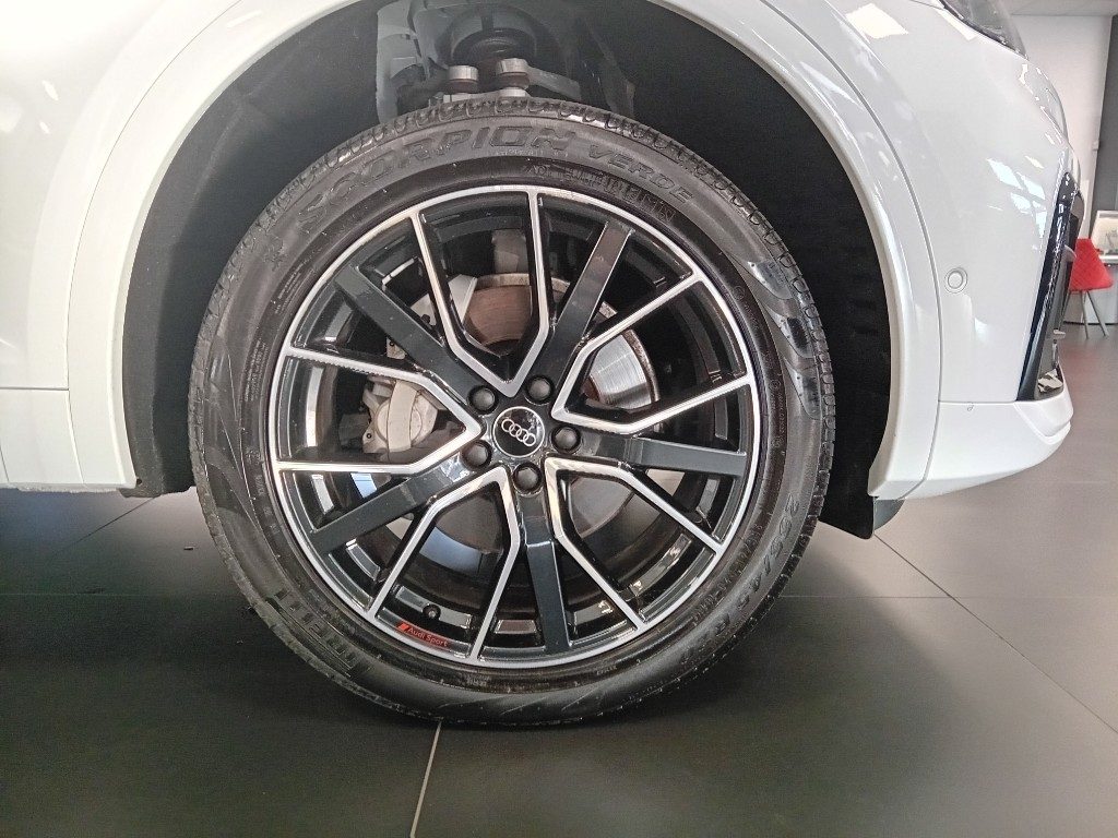 Clicca per ingrandire Q5 - SPB 40 TDI quattro S tronic Identity Black