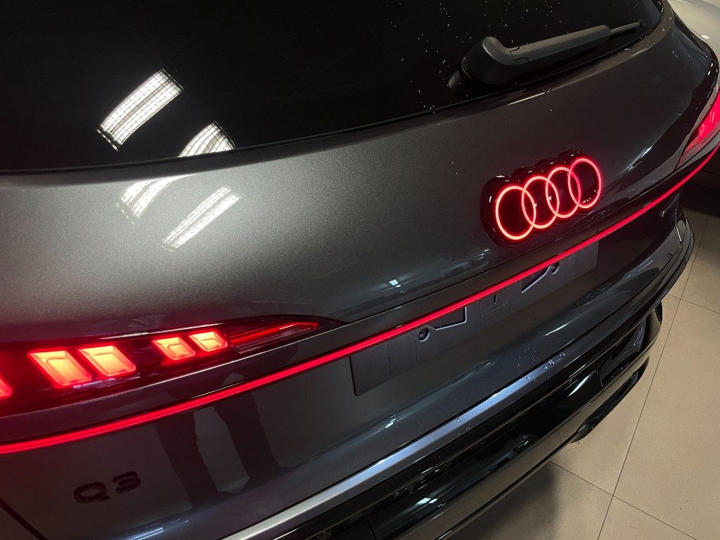 AUDI Q3 TFSI 150 kW S tronic quattro S line edition - 7