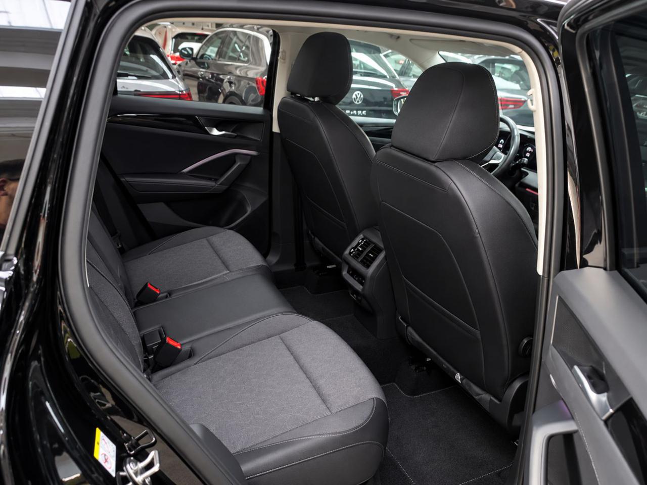 VOLKSWAGEN Tiguan 2.0 TDI 150 CV DSG Life CERCHI 18-RETROCAMERA - 6