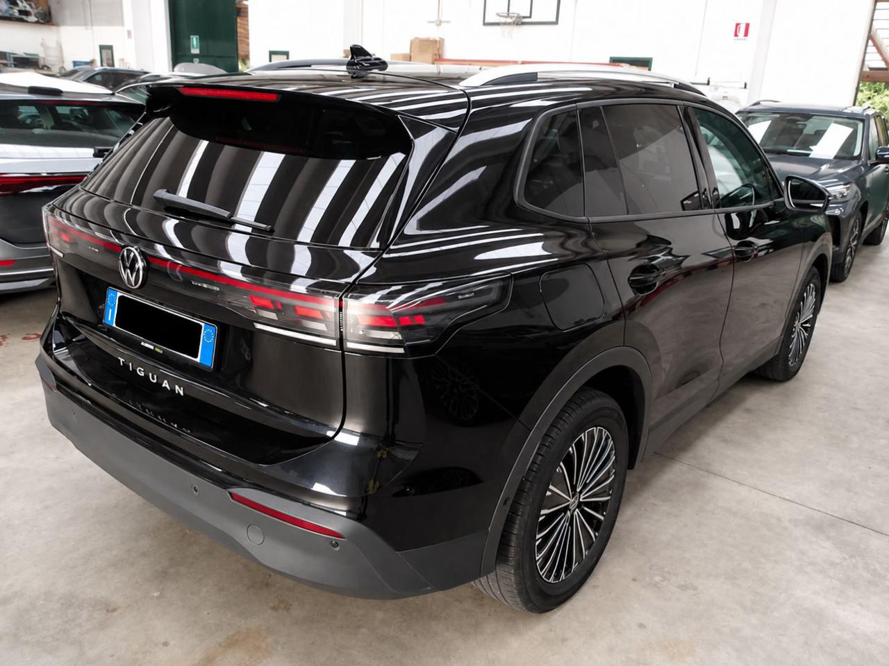 VOLKSWAGEN Tiguan 2.0 TDI 150 CV DSG Life CERCHI 18-RETROCAMERA - 3