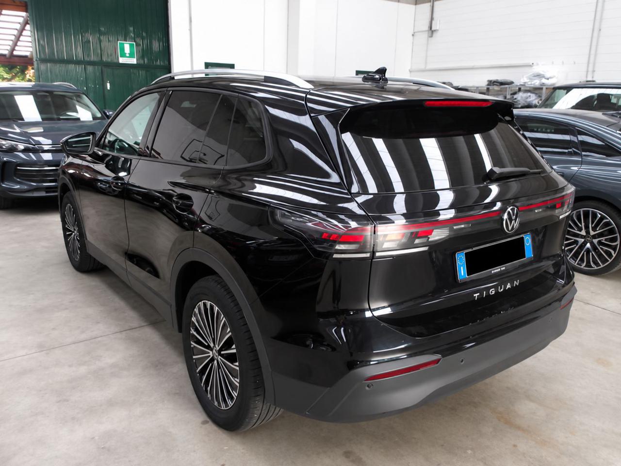 VOLKSWAGEN Tiguan 2.0 TDI 150 CV DSG Life CERCHI 18-RETROCAMERA - 4
