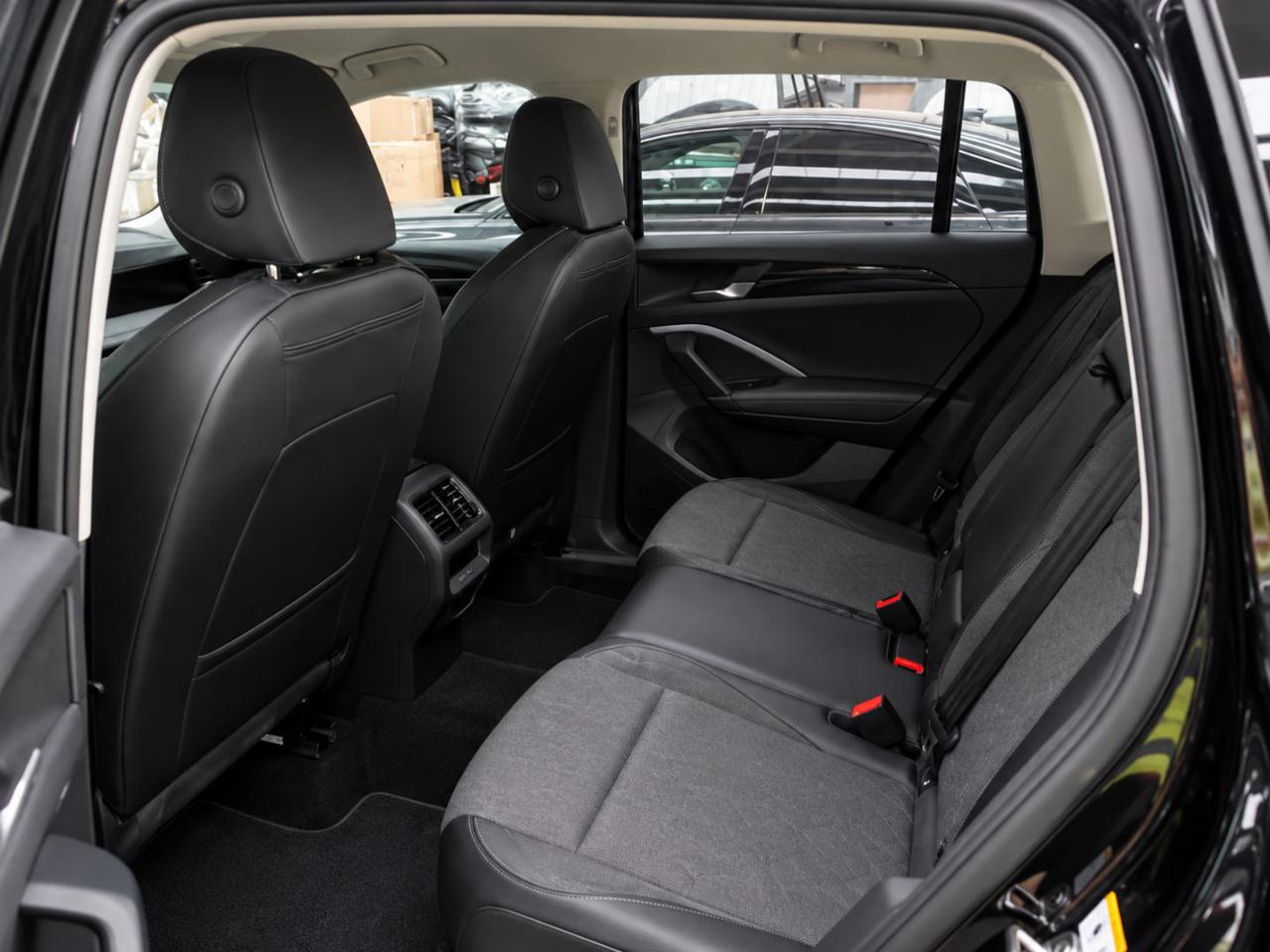 VOLKSWAGEN Tiguan 2.0 TDI 150 CV DSG Life CERCHI 18-RETROCAMERA - 9