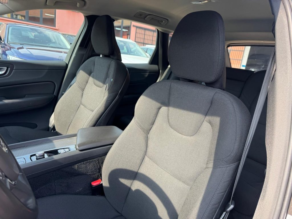VOLVO XC60 B4 Geartronic Momentum Pro - 10