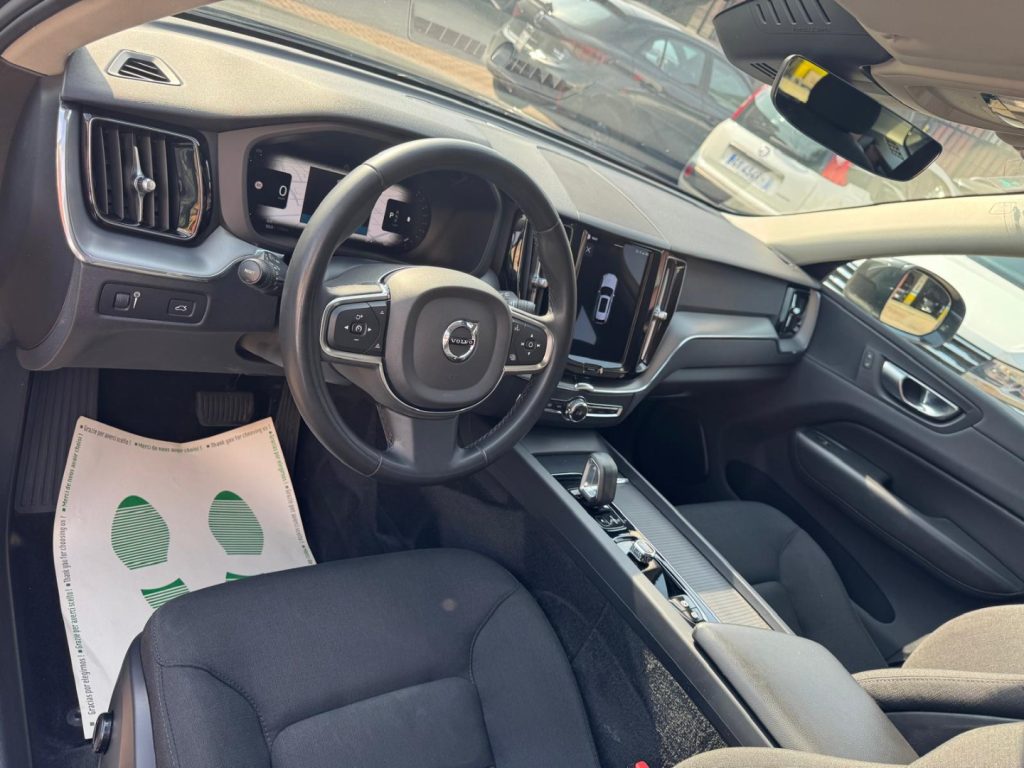 VOLVO XC60 B4 Geartronic Momentum Pro - 11