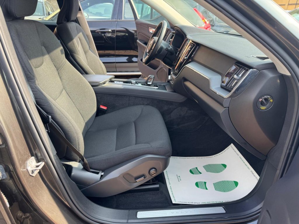 VOLVO XC60 B4 Geartronic Momentum Pro - 13