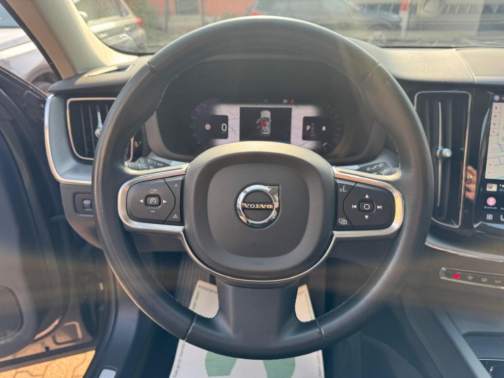 VOLVO XC60 B4 Geartronic Momentum Pro - 17