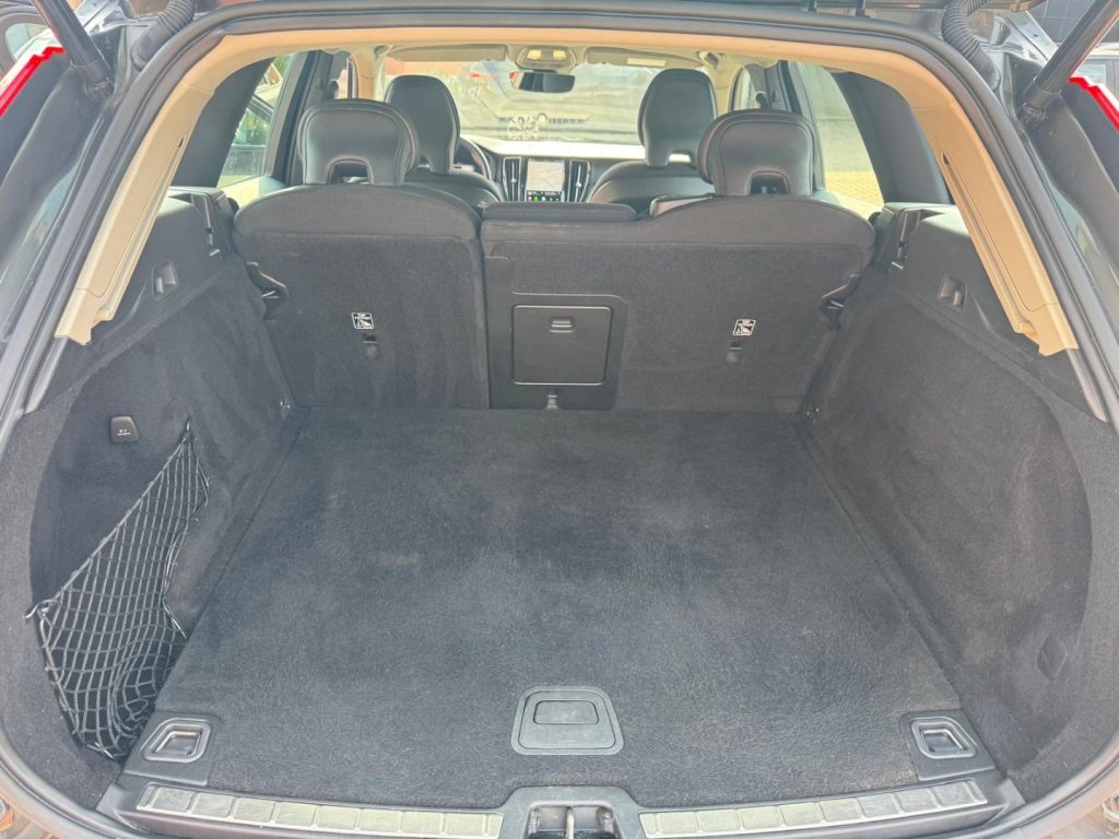 VOLVO XC60 B4 Geartronic Momentum Pro - 18