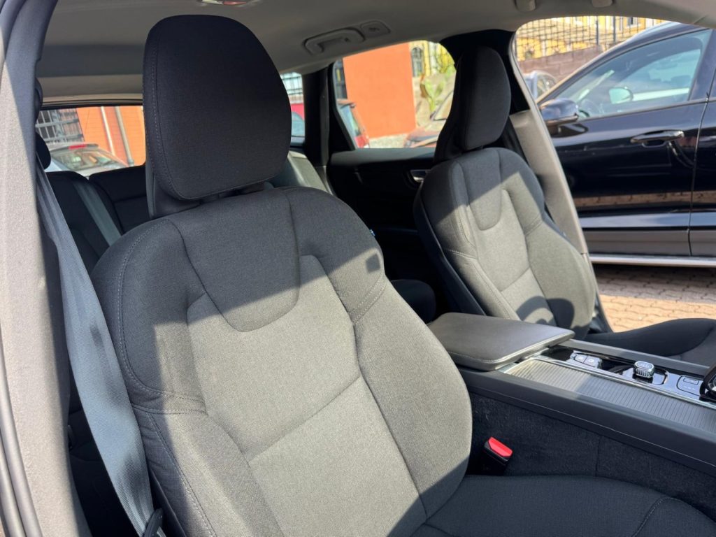 VOLVO XC60 B4 Geartronic Momentum Pro - 19